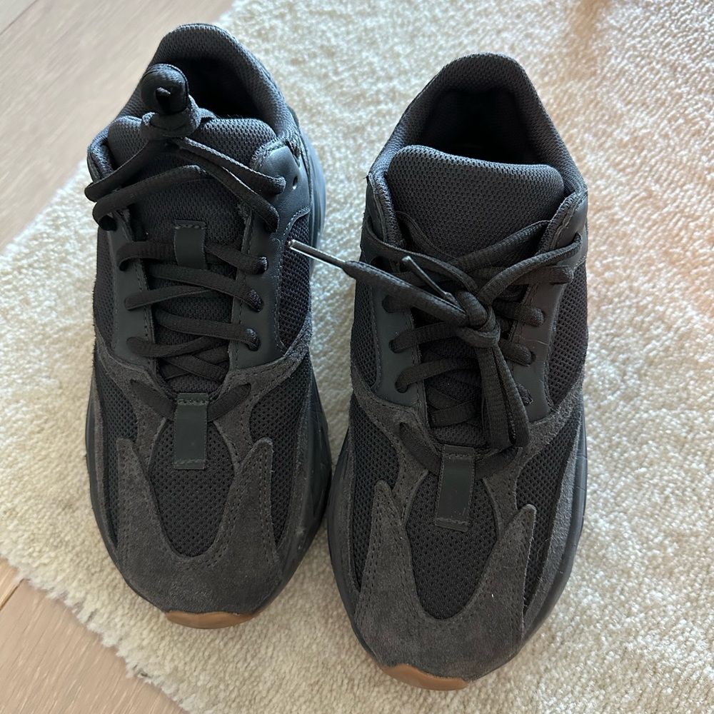 Adidas Yeezy Boost 700
